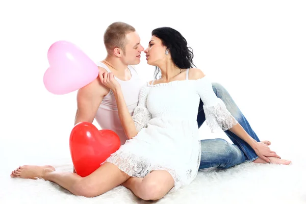 風船と若いのロマンチックなバレンタインのカップル — ストック写真