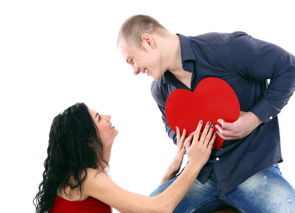 Νεαρό ζευγάρι με μια καρδιά πάνω από το λευκό φόντο — Φωτογραφία Αρχείου
