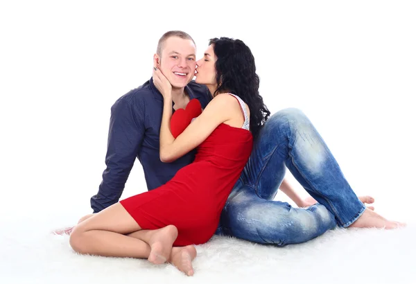 Feliz jovem casal adulto com coração vermelho no chão — Fotografia de Stock
