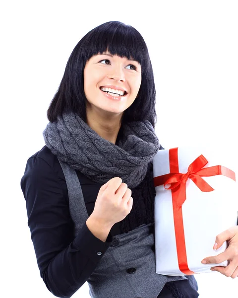 Mooie zakenvrouw houden een geschenk geïsoleerd op wit — Stockfoto