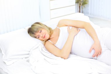 uyku yatakta hamile kadın