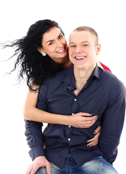 Retrato de um jovem casal feliz se divertindo juntos contra o branco — Fotografia de Stock
