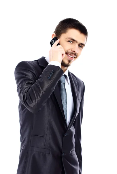 Portret van knappe zakenman met behulp van mobiele telefoon, glimlachend — Stockfoto