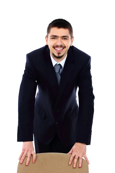Homem de negócios perto de cadeira de escritório sobre fundo branco — Fotografia de Stock