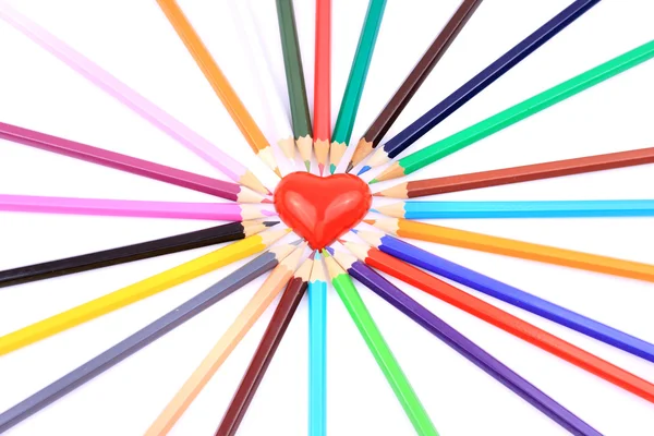 Χρωματιστά μολύβια γύρω από την καρδιά - που απομονώνονται σε λευκό φόντο — Φωτογραφία Αρχείου