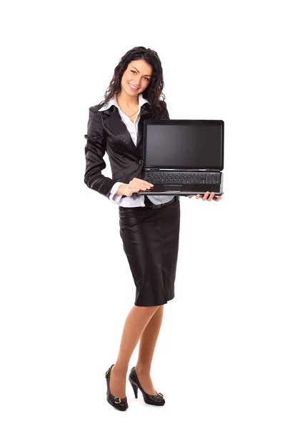 Брюнетка молодая бизнесвумен показывает ноутбук с копиями темпа — стоковое фото