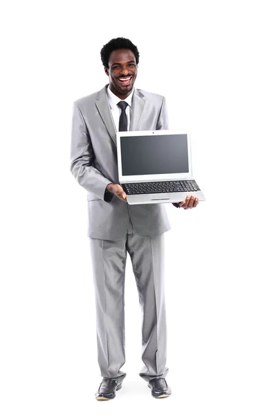 Glücklicher schwarzer Mann zeigt Laptop — Stockfoto