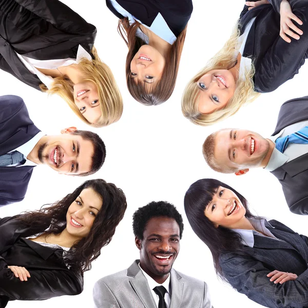 Grupo de negocios de pie en el grupo, sonriente, vista de bajo ángulo — Foto de Stock