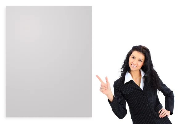 Счастливая улыбающаяся молодая деловая женщина с пустой вывеской, изолированная на белом фоне — стоковое фото