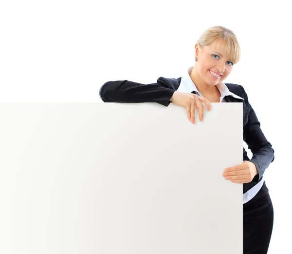 Glücklich lächelnde junge Geschäftsfrau zeigt leeres Schild, isoliert auf weißem Hintergrund — Stockfoto