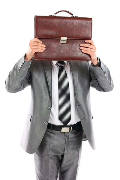 Бізнесмен, який боїться чого-небудь і прикриває обличчя ділового портфеля — стокове фото