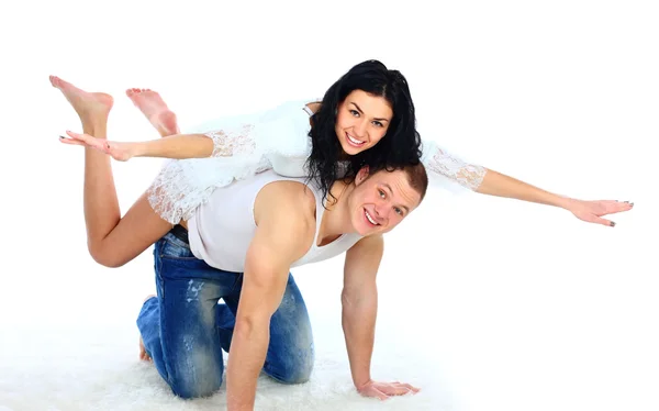 Glad ung man ger en piggyback rida till sin flickvän — Stockfoto