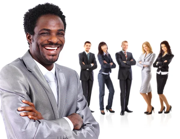 Retrato de homem de negócios em pé junto com colegas e sorrindo — Fotografia de Stock