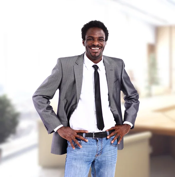 Успешный афроамериканский бизнесмен в должности — стоковое фото