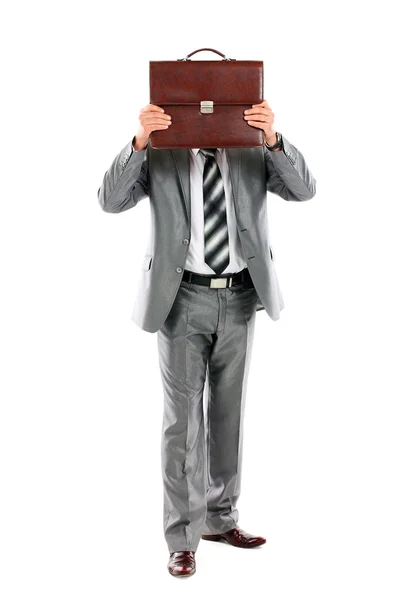 Uomo d'affari che ha paura di tutto e si copre il volto della valigetta aziendale — Foto Stock