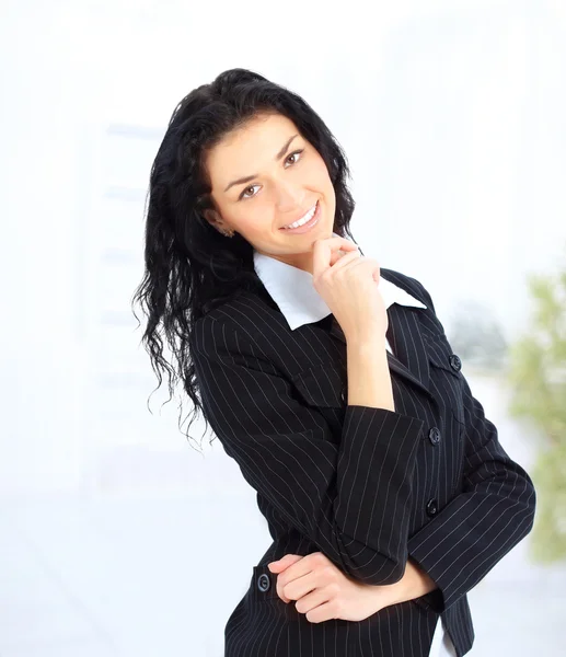Mulher de negócios sorrindo no escritório — Fotografia de Stock