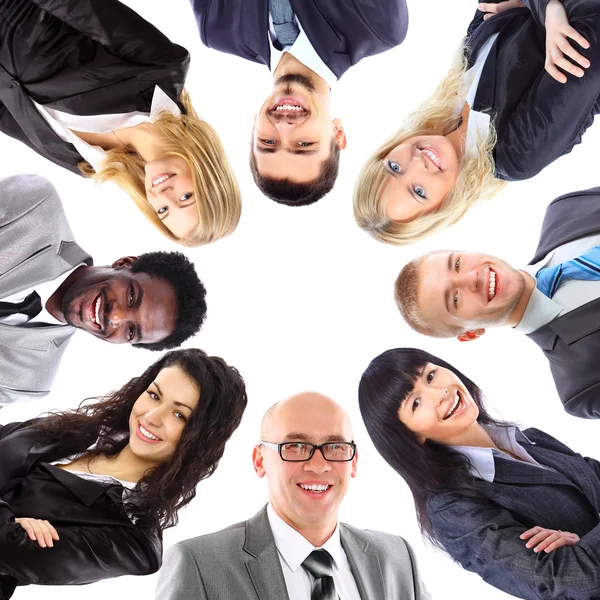 Grupo de negocios de pie en el grupo, sonriente, vista de bajo ángulo — Foto de Stock