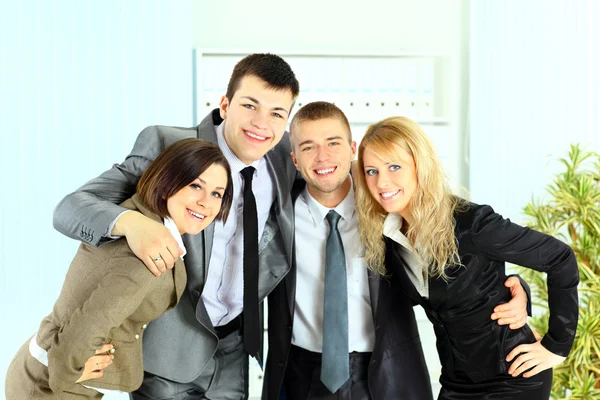 若いビジネスマンとビジネスウーマンのオフィスでの幸せな笑みを浮かべて事業チーム — ストック写真