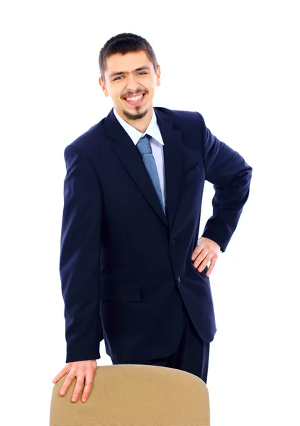 Uomo d'affari in piedi con sedia da ufficio su sfondo bianco — Foto Stock
