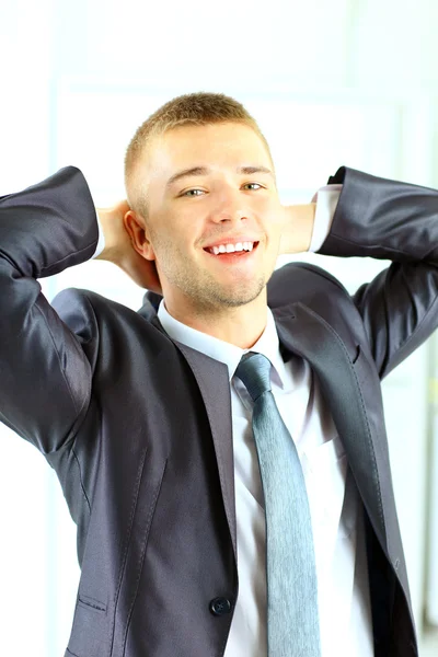 Closeup portret van een slimme jonge zakenman glimlachen — Stockfoto