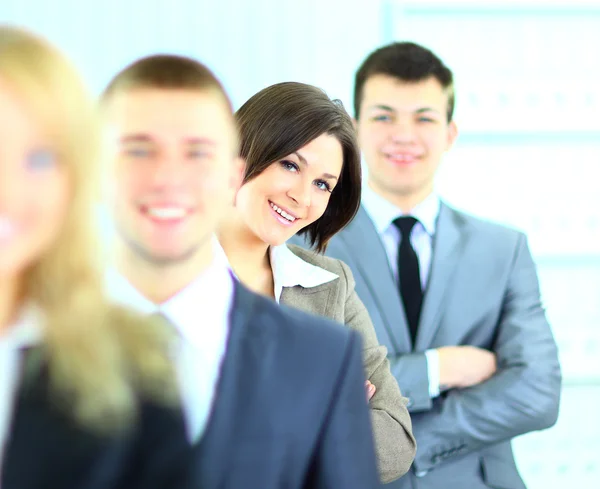 Портрет крупным планом улыбающейся деловой женщины, стоящей с руководителями на белом фоне — стоковое фото