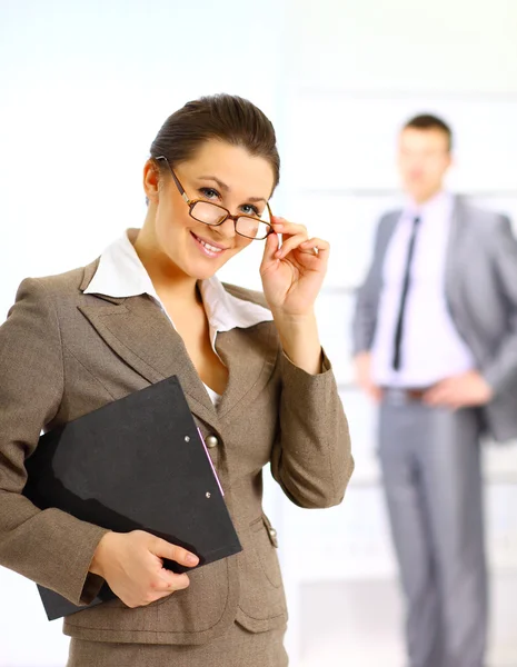 Sukces kobiety biznesu stojącej ze swoim personelem — Zdjęcie stockowe