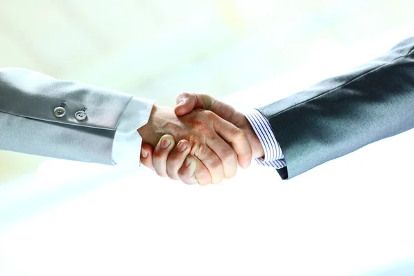 Handshake podnikatelé v kanceláři. — Stock fotografie