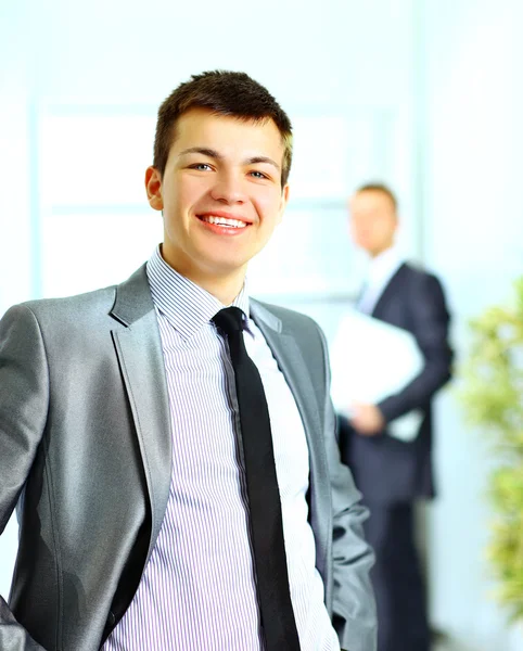 Joven guapo con un traje de negocios —  Fotos de Stock