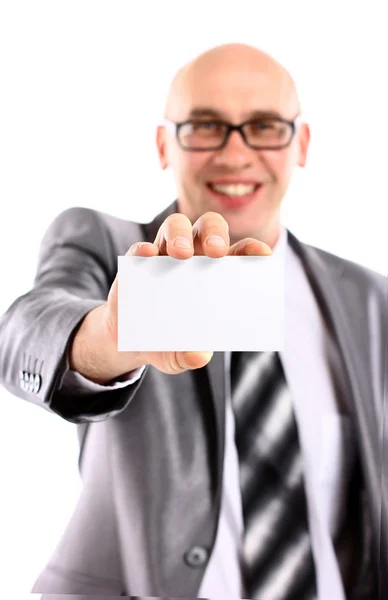 Деловой человек вручает пустую визитку — стоковое фото