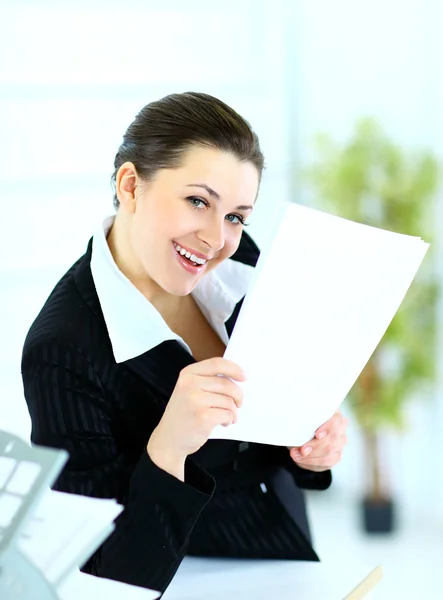 Business woman holding reports and looking at camera — Stock Photo, Image