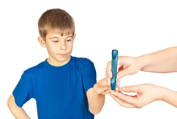 Хлопчик робить тест на діабет — стокове фото