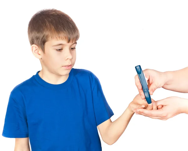 O rapaz está a fazer um teste de diabetes. — Fotografia de Stock