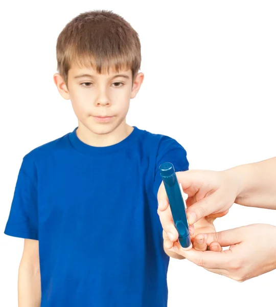 O rapaz está a fazer um teste de diabetes. — Fotografia de Stock