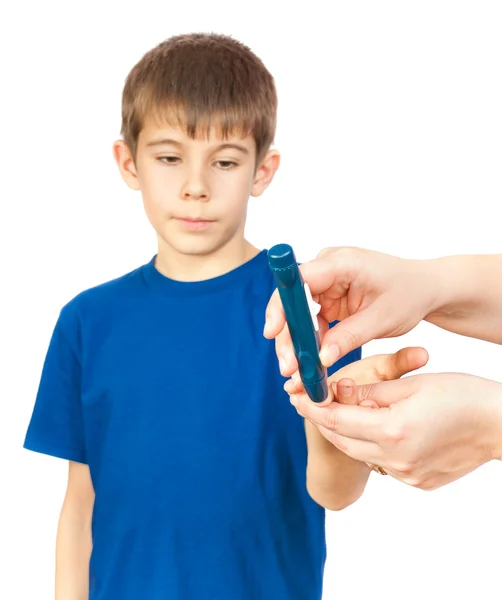 Le garçon fait un test pour le diabète — Photo