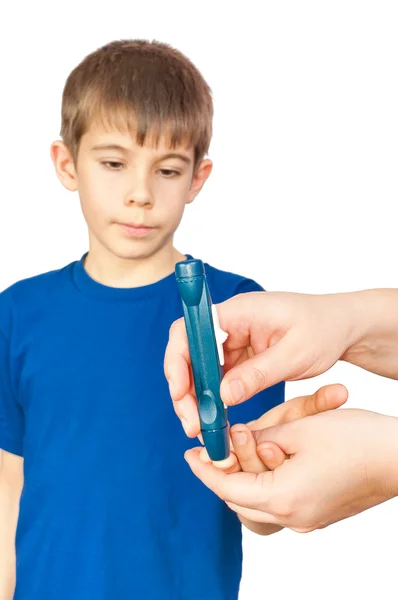 Pojken gör ett test för diabetes — Stockfoto