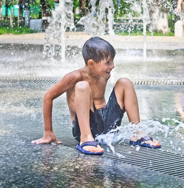 Pojken är badat i fontänen — Stockfoto
