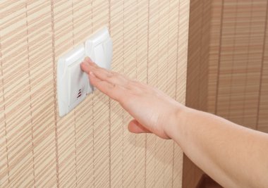 el duvarın üzerinde geçiş için baskı