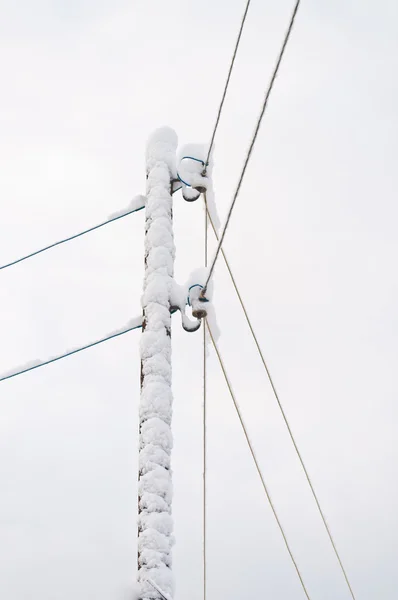 Elektrický kabel spoléhání na sněhu — Stock fotografie