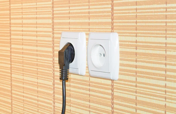 Plugue de energia na tomada na parede — Fotografia de Stock