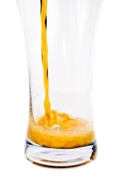 Dark bira. Fotoğraf bir bardak bira dökmek