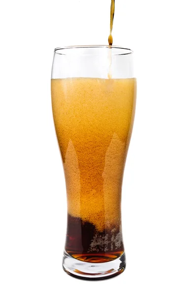 Dunkles Bier. Foto Bier in ein Glas gießen — Stockfoto