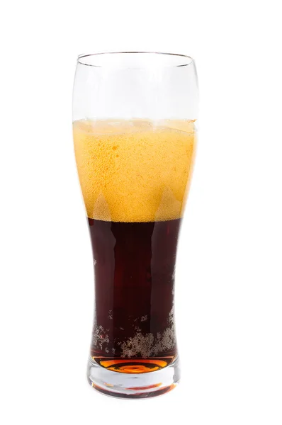 Cerveja escura. Foto despeje cerveja em um copo — Fotografia de Stock