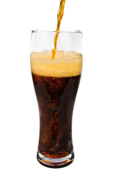 Cerveza negra. Foto verter cerveza en un vaso — Foto de Stock