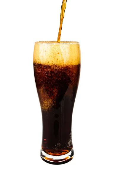Donker bier. Foto giet bier in een glas — Stockfoto