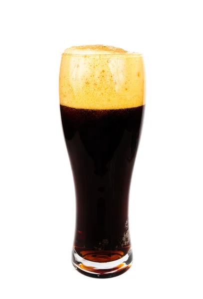 Ciemne piwo. Zdjęcie wlać szklankę piwa — Zdjęcie stockowe
