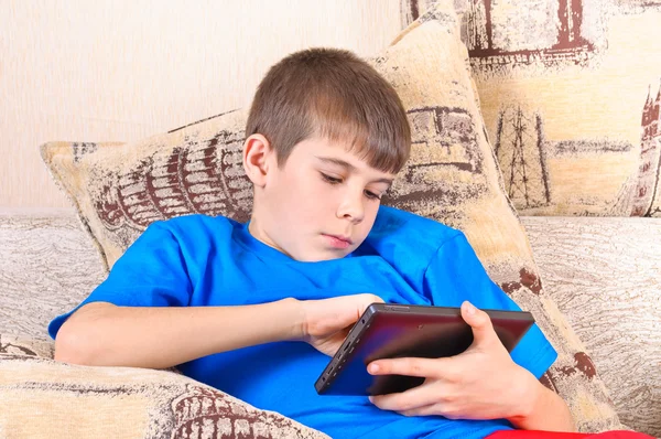Chlapec s počítači tablet pc — Stock fotografie