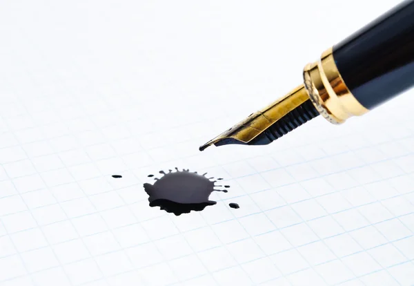 Чорнильна ручка і блокнот на плямі — стокове фото