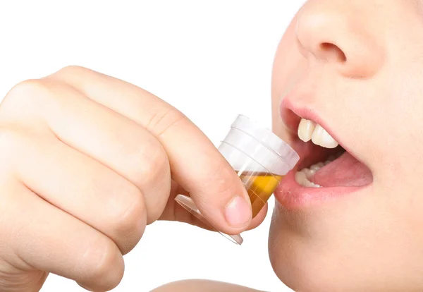 A criança coloca a pílula em sua boca — Fotografia de Stock