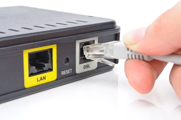 Sambungkan kabel ke switch jaringan — Stok Foto