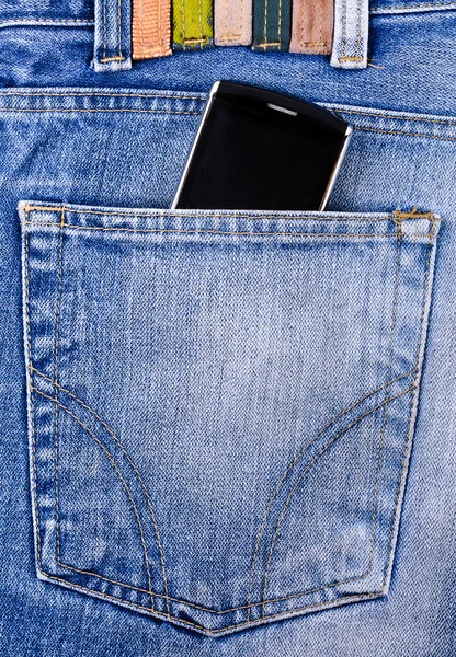 Мобильный телефон в кармане джинсов — стоковое фото